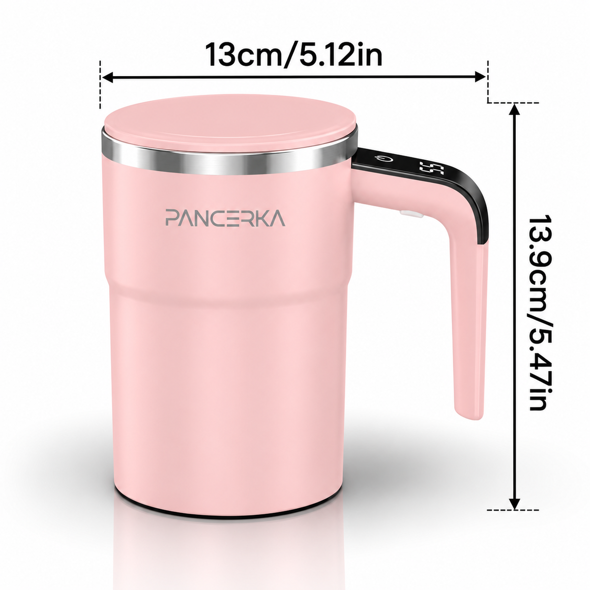 self-stirring coffee mug in pink showing its 13 cm height and 13 cm width dimensions